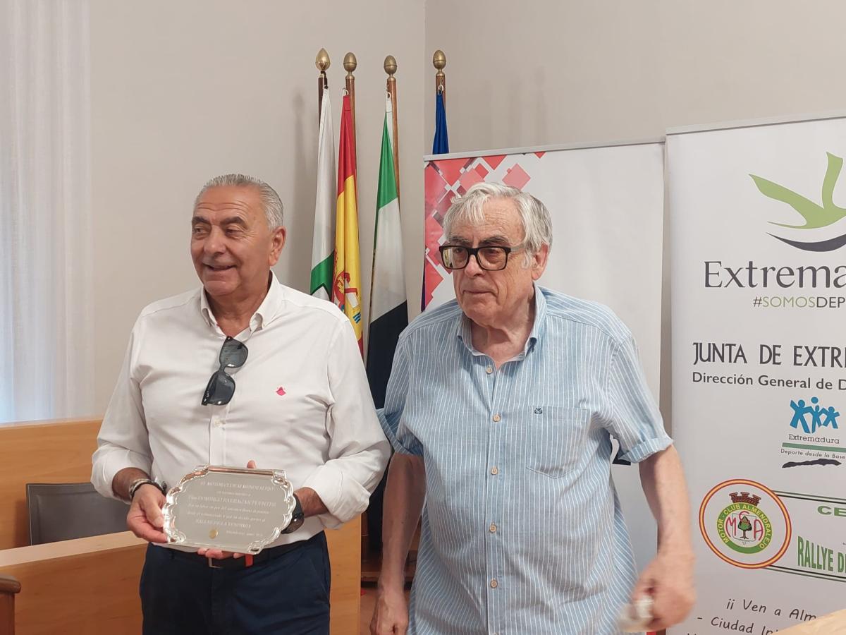 Homenaje a Domingo Barragán por sus años como colaborador en la organización del Rallye de la Vendimia