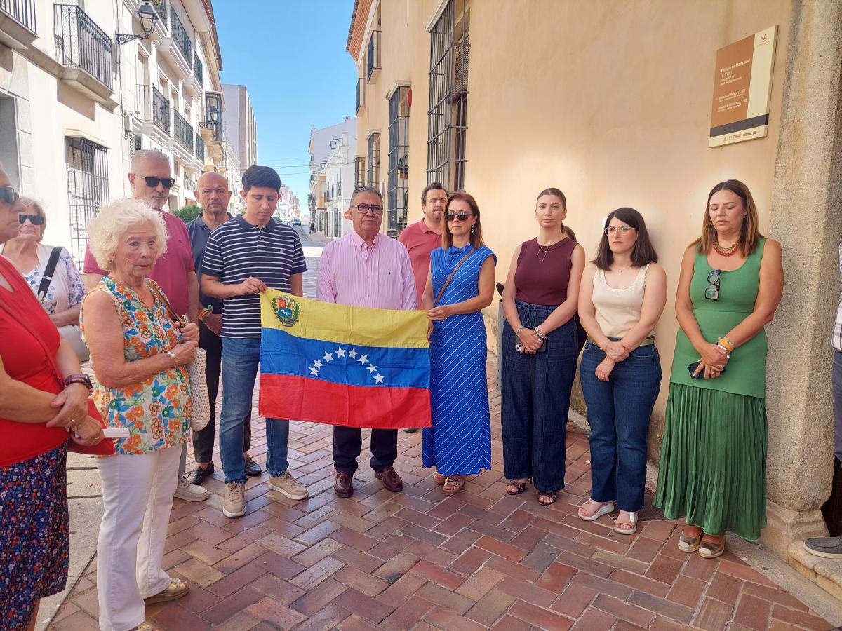 Minuto de silencio a las puertas del Palacio de Monsalud por los fallecidos en el terremoto de Venezuela