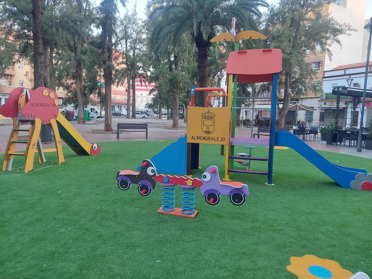 Finalizan las actuaciones en la zona infantil del Parque de la Libertad y continúan en otras zonas de Almendralejo