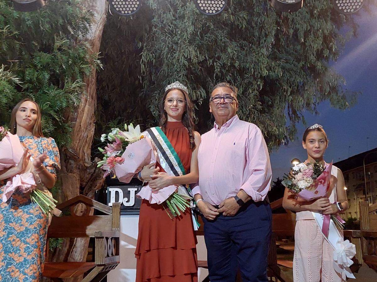 Almudena Muñoz Lara fue coronada como reina de la Asociación de Vecinos de Las Mercedes