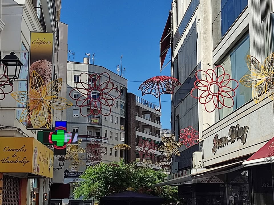 La decoración de las zonas comerciales regresará este verano a las calles