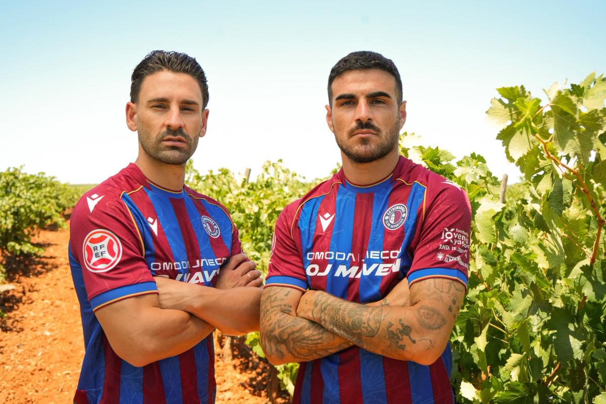 El Extremadura presenta sus equipaciones para la próxima temporada