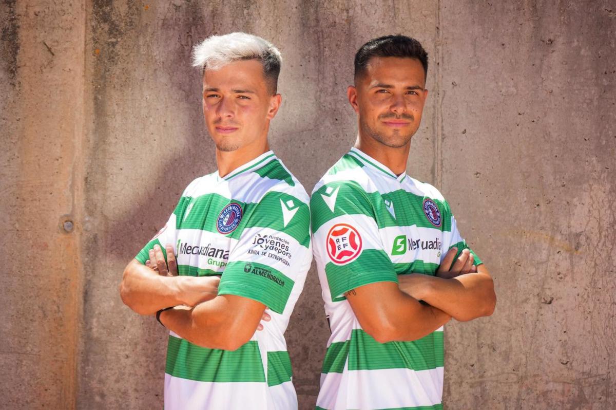 El Extremadura presenta sus equipaciones para la próxima temporada