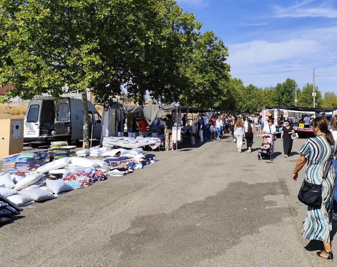 Adjudicadas las obras para la instalación de toldos en la zona del mercadillo