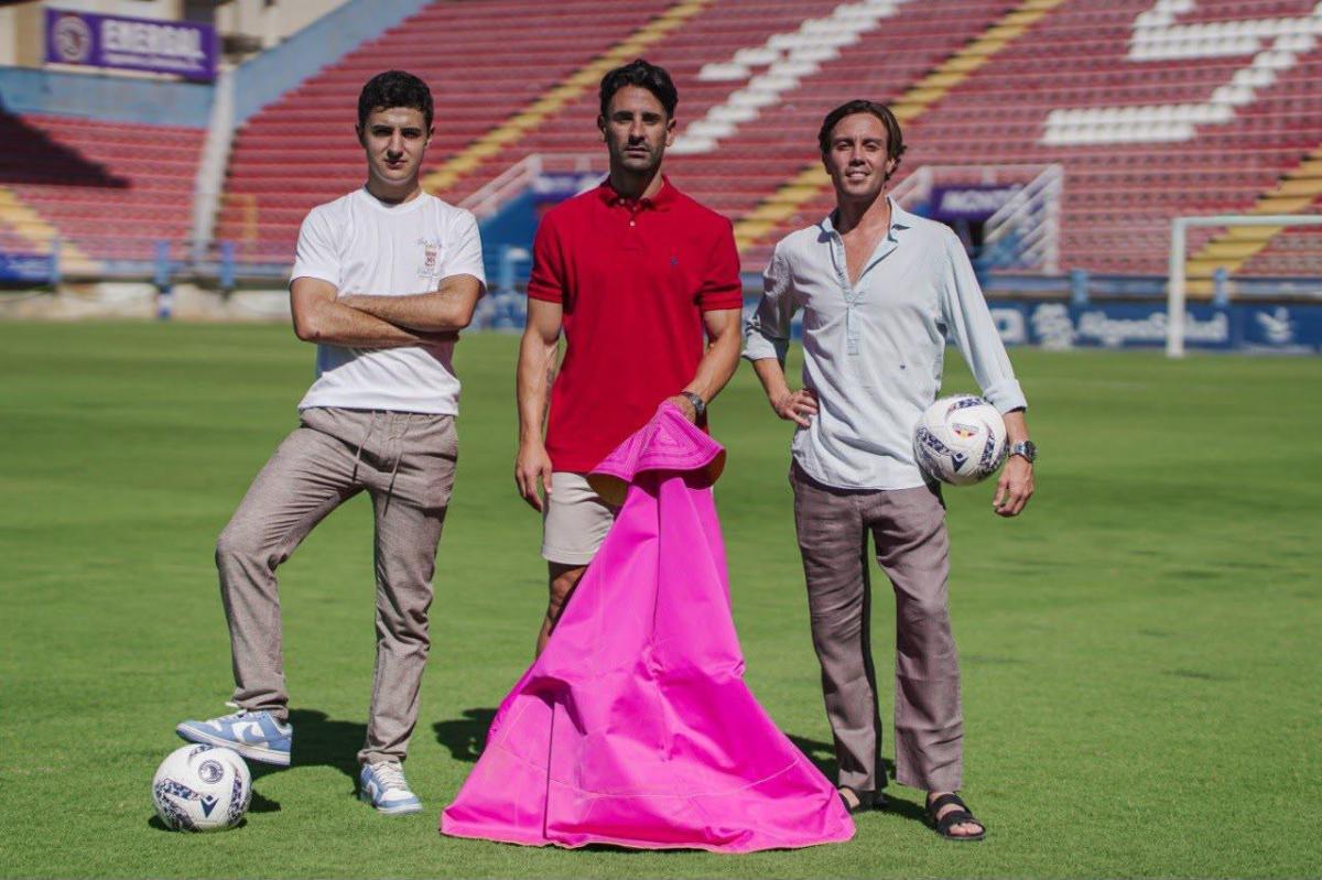 El Extremadura muestra su apoyo a la tauromaquia en un encuentro en el municipal