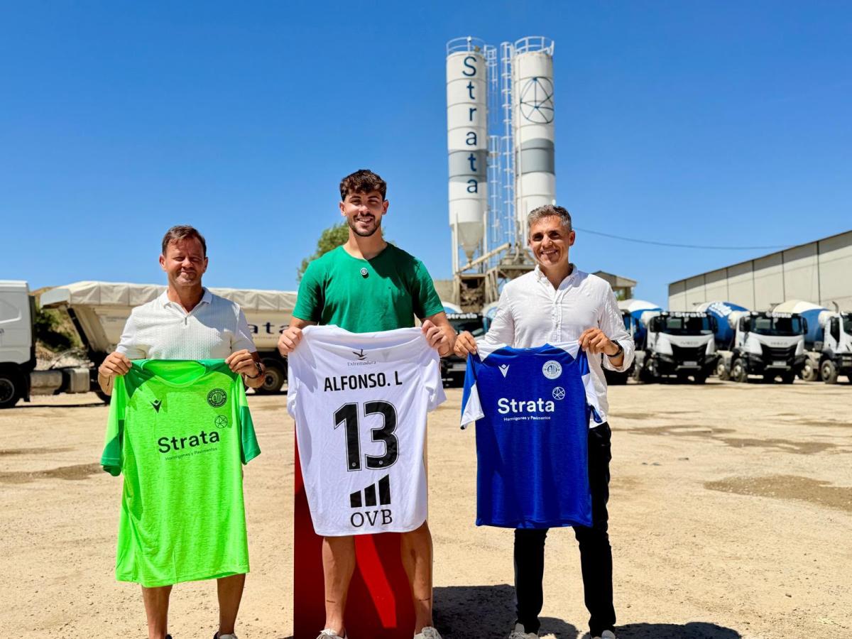 El guardameta Alfonso Liceras fue presentado oficialmente ayer en las instalaciones de Strata Badajoz