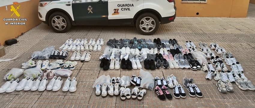 Intervenido más de un centenar de zapatos falsificados para venderse clandestinamente en la feria