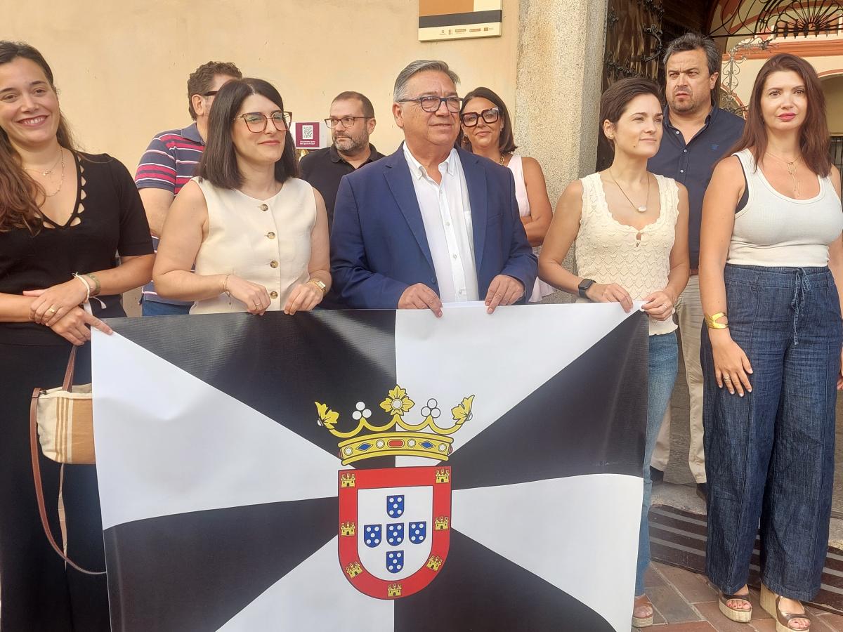 Concentración a favor de Ceuta en las puertas del Palacio de Monsalud organizada por el equipo de gobierno local