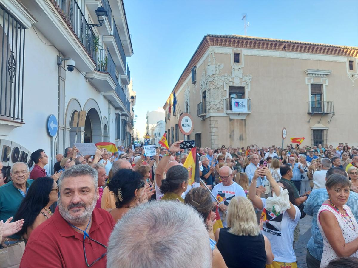 Cientos de personas acudieron a la concentración organizada por el Partido Popular para expresar su apoyo a Ceuta y exigir soluciones