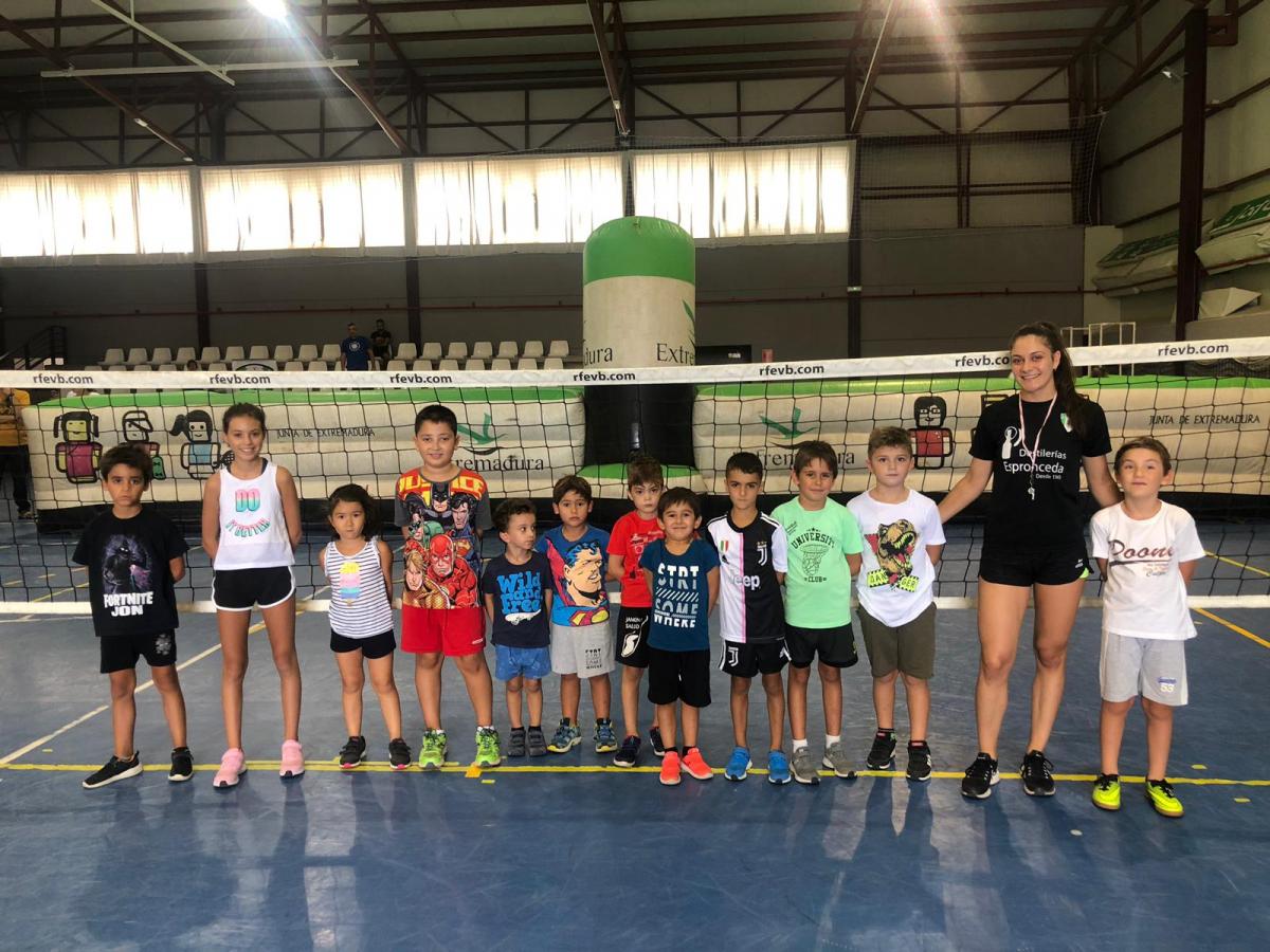 El club voleibol Almendralejo inicia una campaña en centros escolares