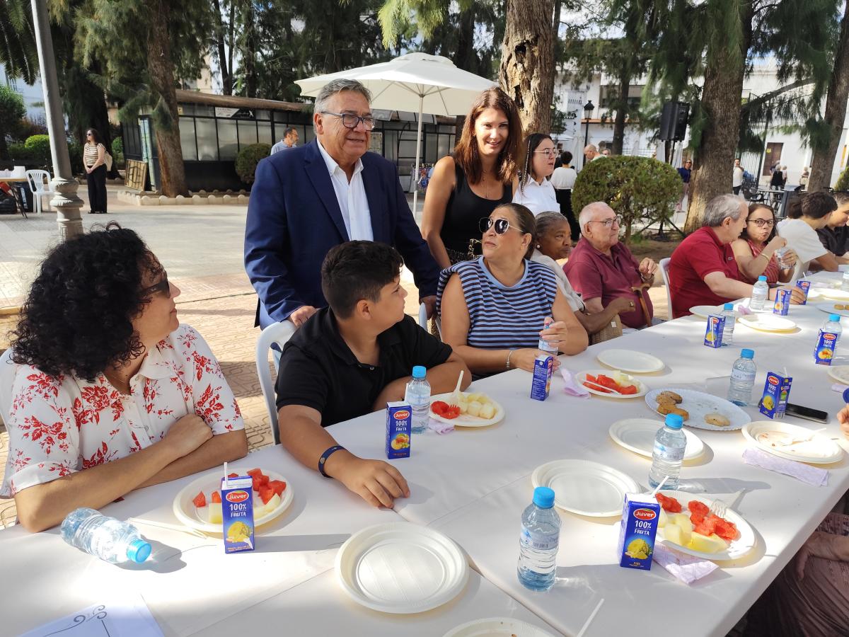 Abuelos y nietos comparten una jornada intergeneracional en el ‘día del abuelo’