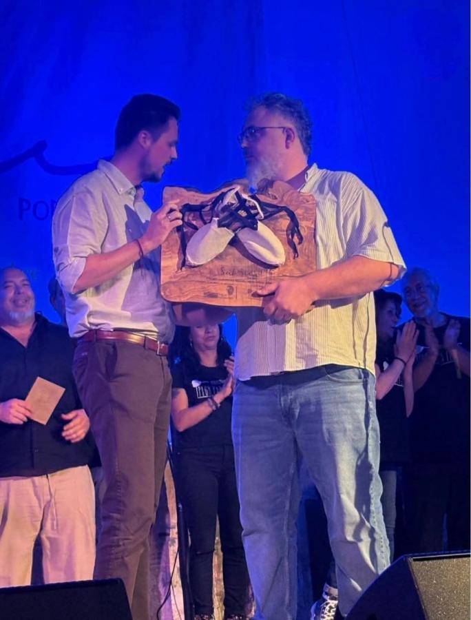 El cantautor almendralejense Víctor Asuar gana el Premio Albarcas Miguel Hernández a la mejor letra en el certamen internacional de Úbeda