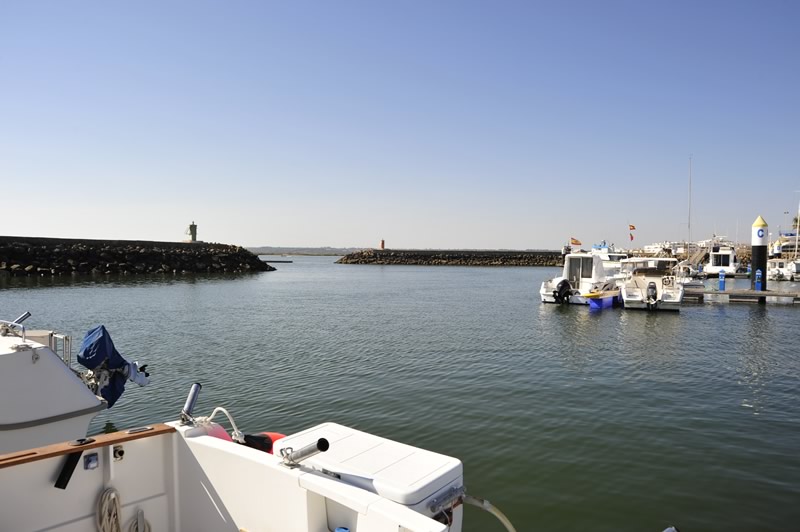 Un policía nacional de Almendralejo rescata del agua a una pareja en Isla Cristina