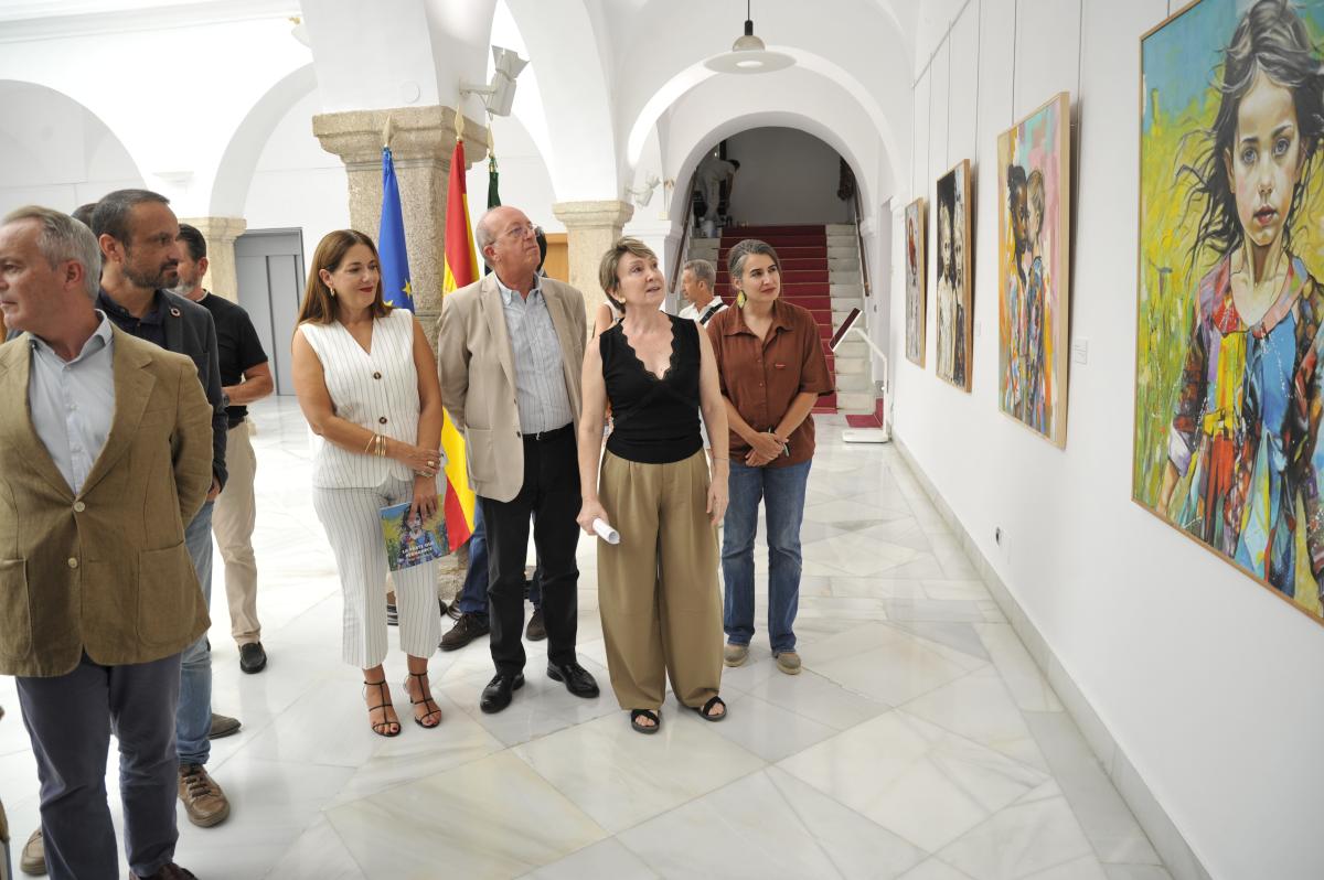 Pilar Fernández llena de color el patio noble de la Asamblea 