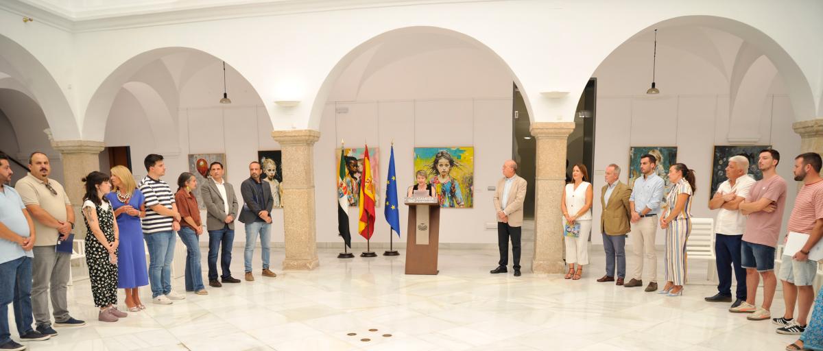 Pilar Fernández llena de color el patio noble de la Asamblea 