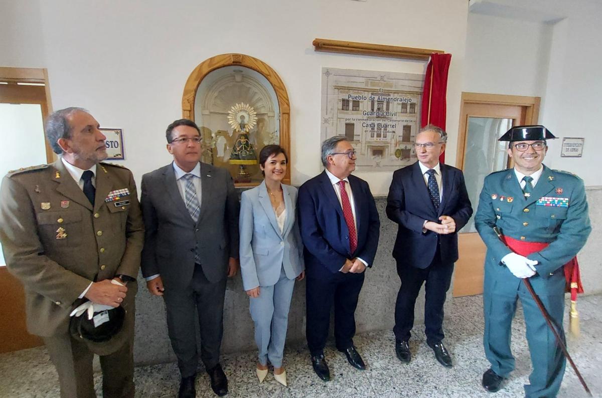 Una placa conmemora el centenario de la Casa Cuartel de la Guardia Civil en Almendralejo