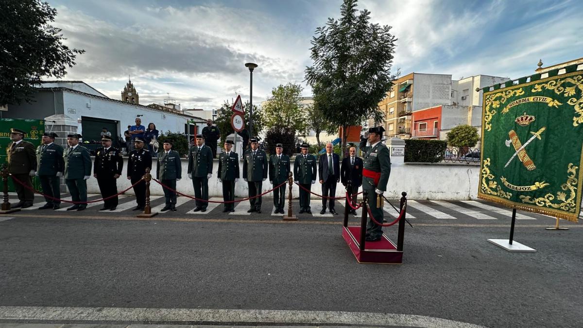 Una placa conmemora el centenario de la Casa Cuartel de la Guardia Civil en Almendralejo