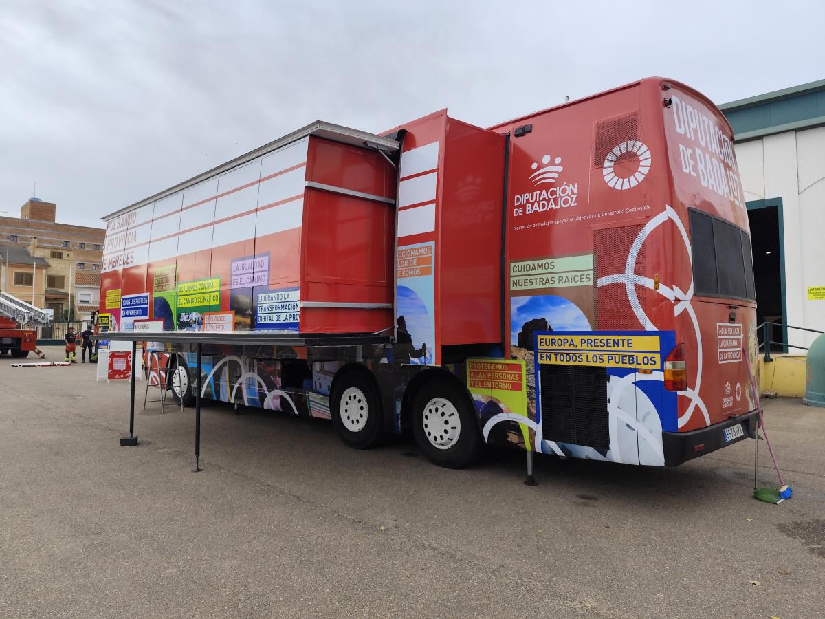 Una iniciativa de Diputación acerca sus servicios a los ciudadanos con un bus itinerante