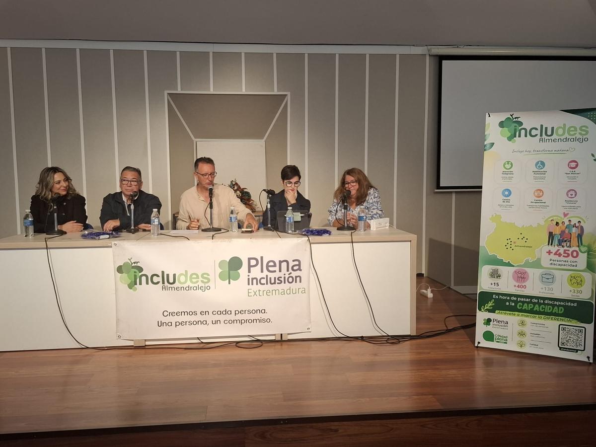 Includes Almendralejo repasa en un programa de radio sus 50 años de historia