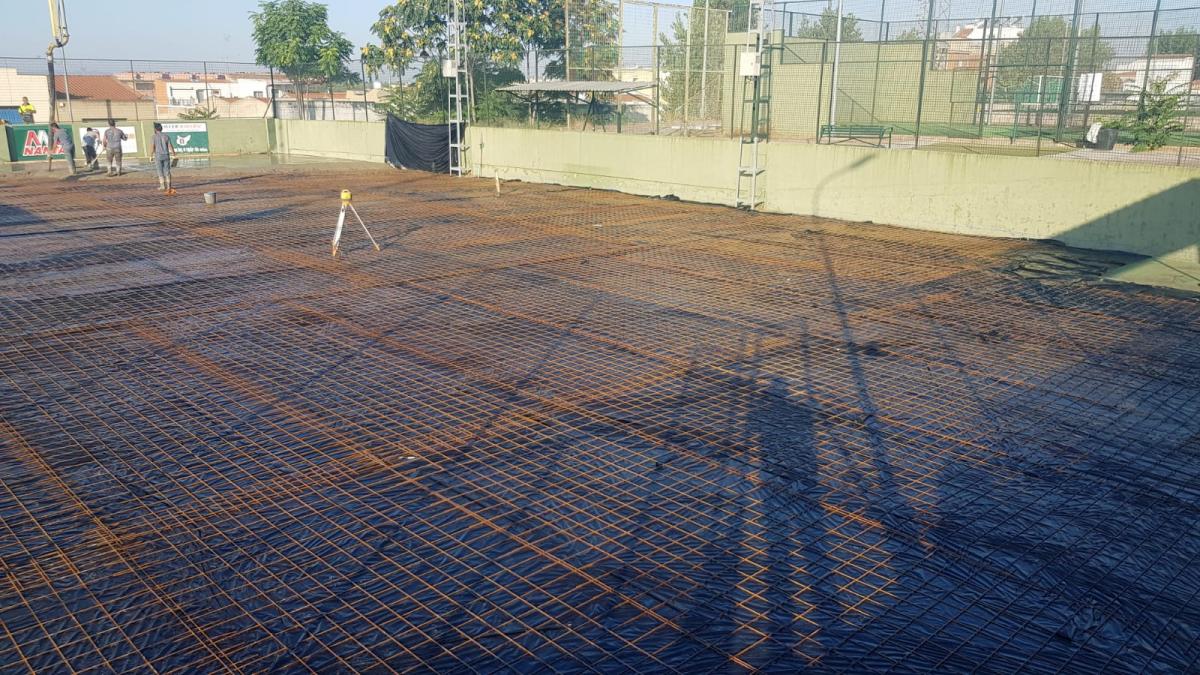 Comienzan las obras de rehabilitación de la pista de tenis en el polideportivo