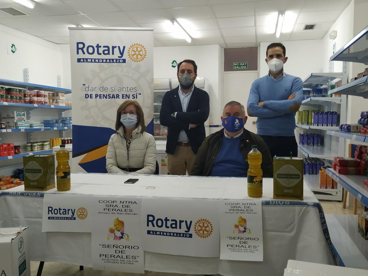 Rotary Club Almendralejo dona 400 litros de aceite al economato