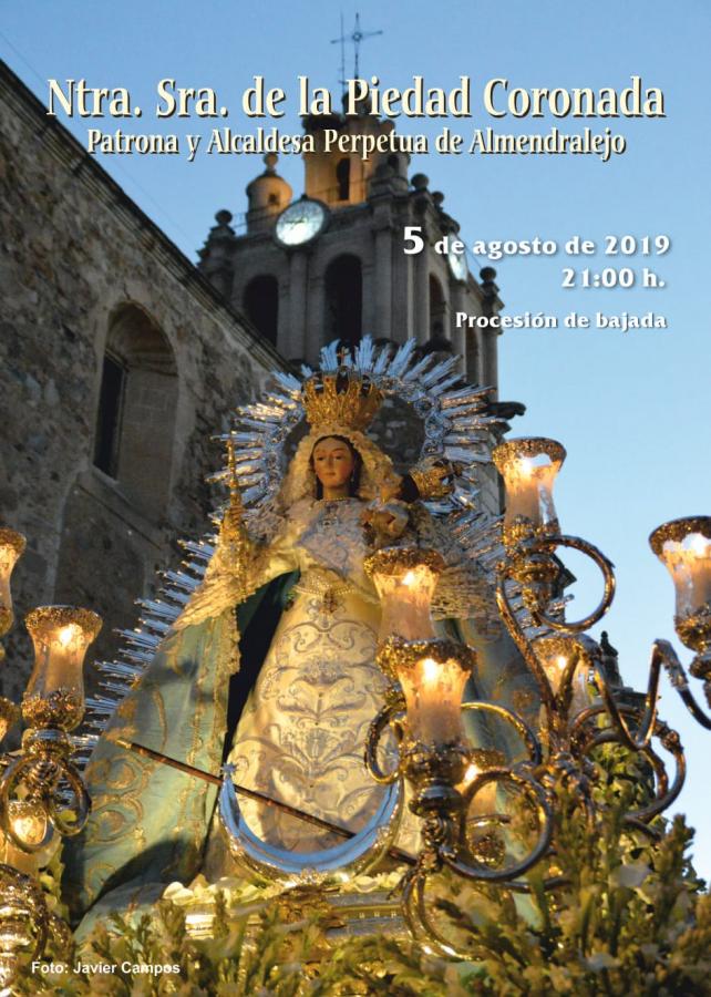 Las nueve de la noche es la hora fijada para que la patrona de Almendralejo la Virgen de La Piedad inicie su bajada hasta la parroquia de La Purificación