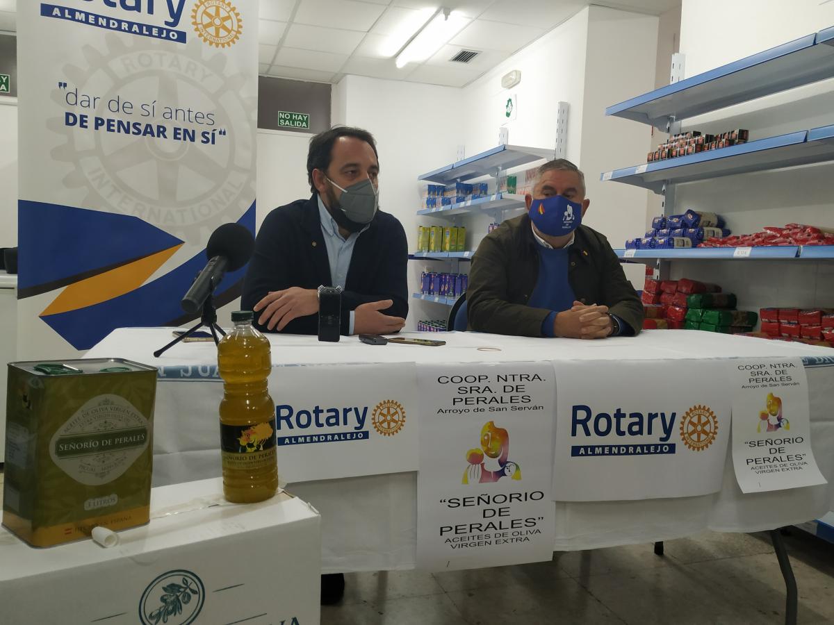 Rotary Club Almendralejo dona 400 litros de aceite al economato