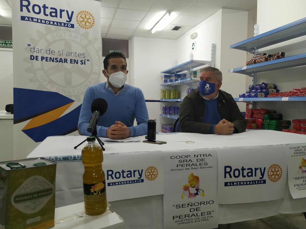 Rotary Club Almendralejo dona 400 litros de aceite al economato