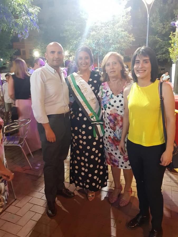 María del Mar Benítez es elegida reina de la barriada de La Paz