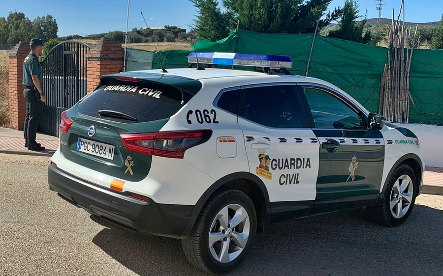 La Guardia Civil detiene a tres personas por la comisión de cinco robos en casas de campo y naves de Santa Marta. 