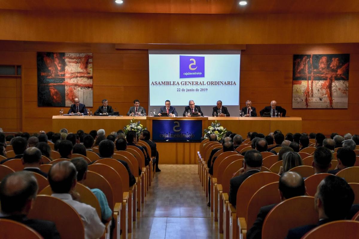 La Asamblea General de Cajalmendralejo respalda por unanimidad la gestión  y las cuentas anuales de la entidad