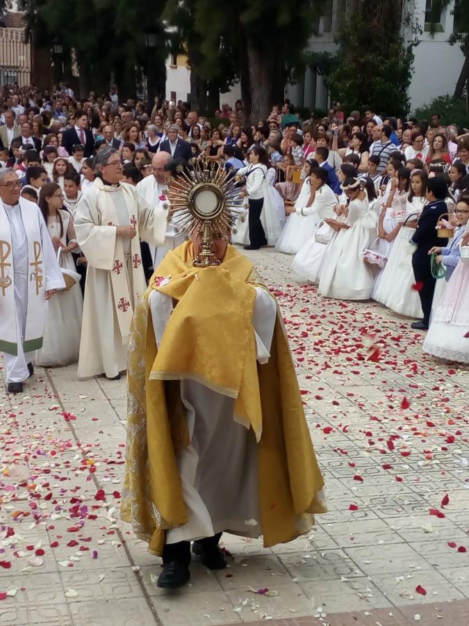 Centenares de almendralejenses siguieron la procesión del Corpus que estuvo acompañada de más de 300 niños que han celebrado la primera comunión este año