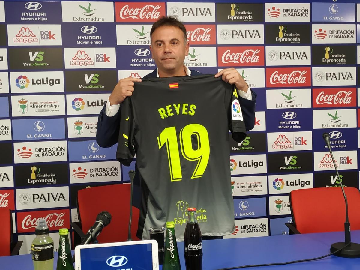El Extremadura vestirá la tercera equipación de la próxima temporada en homenaje a Reyes