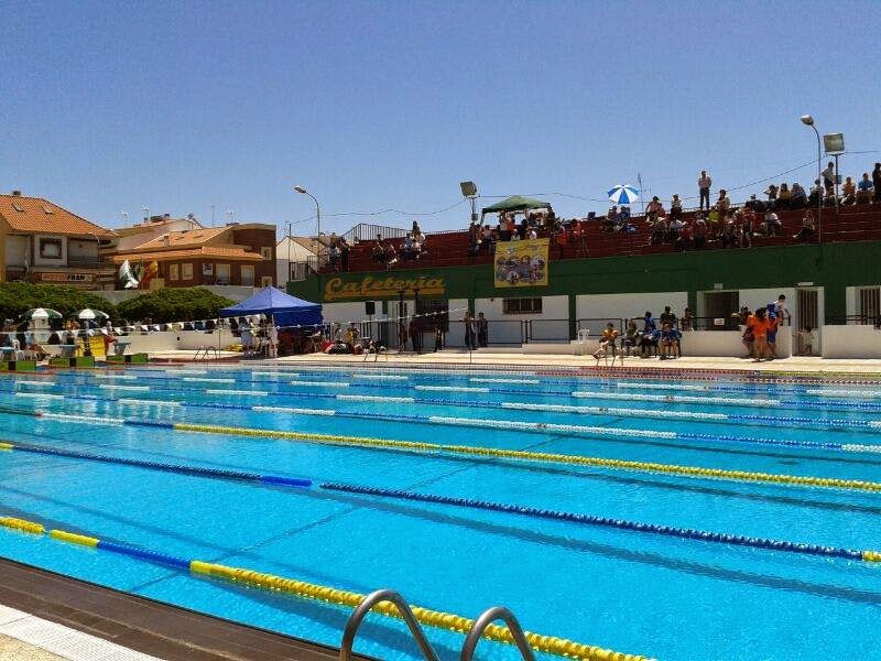 Los trabajos previos a la apertura de la piscina incluyen una nueva depuradora