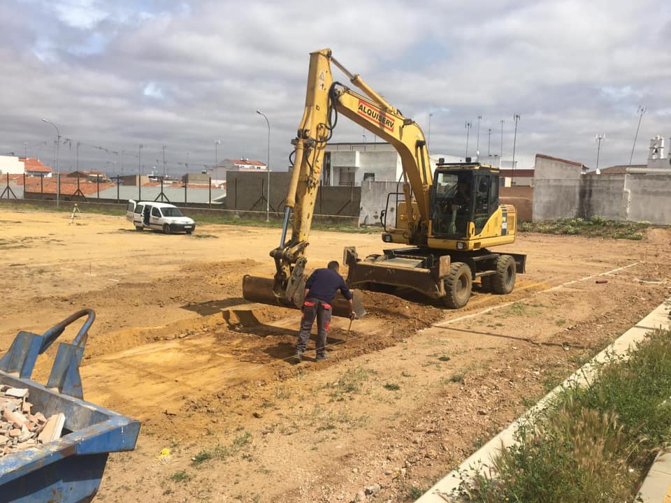 Visitan las obras de construcción del campo de fútbol en San Roque