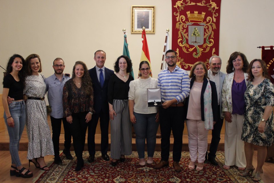 La asociación folclórica recibe la medalla de plata de Almendralejo