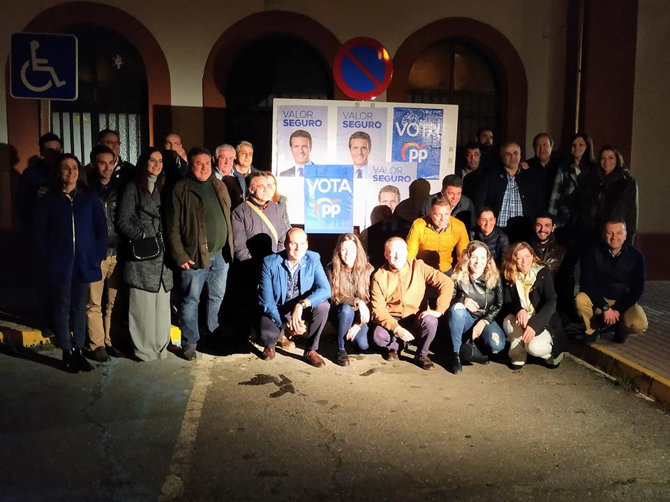La campaña electoral del 28-A se inicia en Almendralejo con la ‘pegada de carteles’