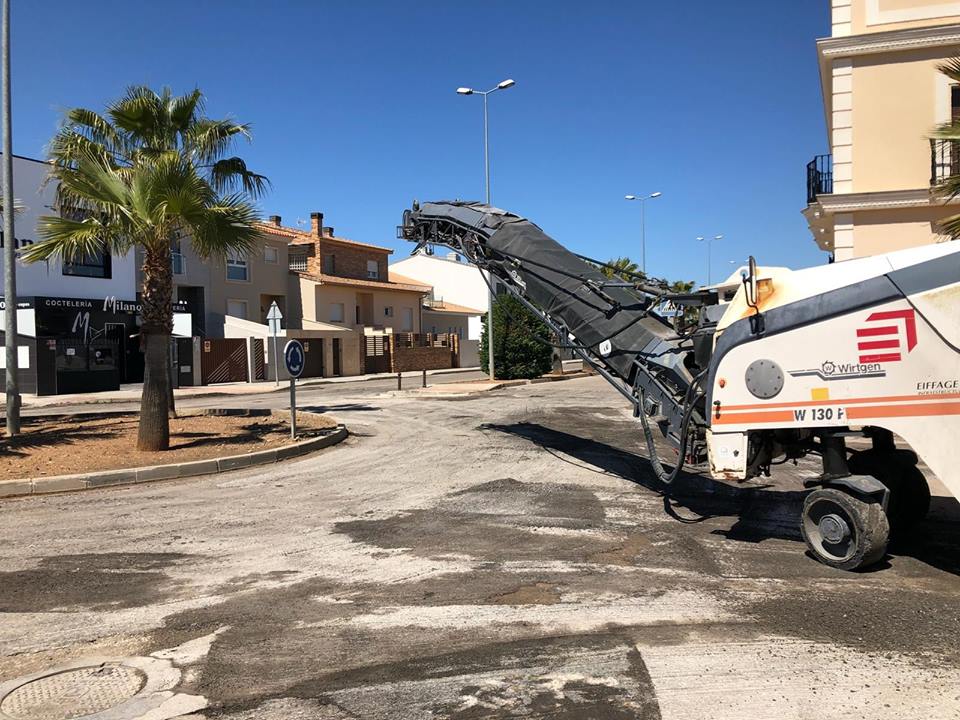 Comienzan los trabajos del plan de asfaltado en Almendralejo