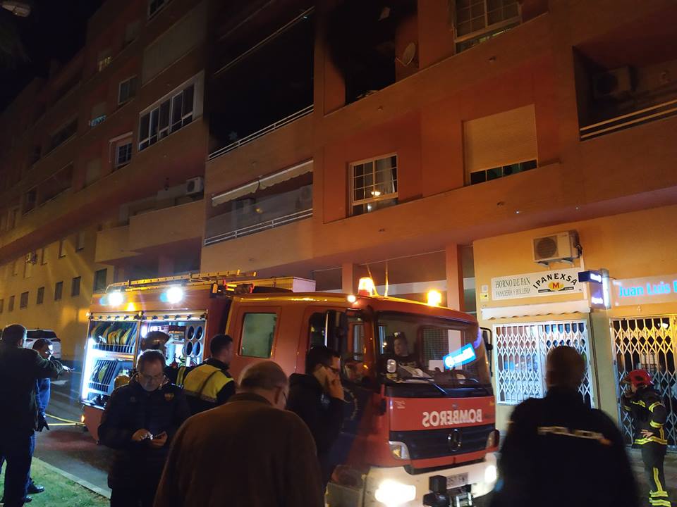 Un incendio deja dos heridos leves y diez intoxicados en Almendralejo
