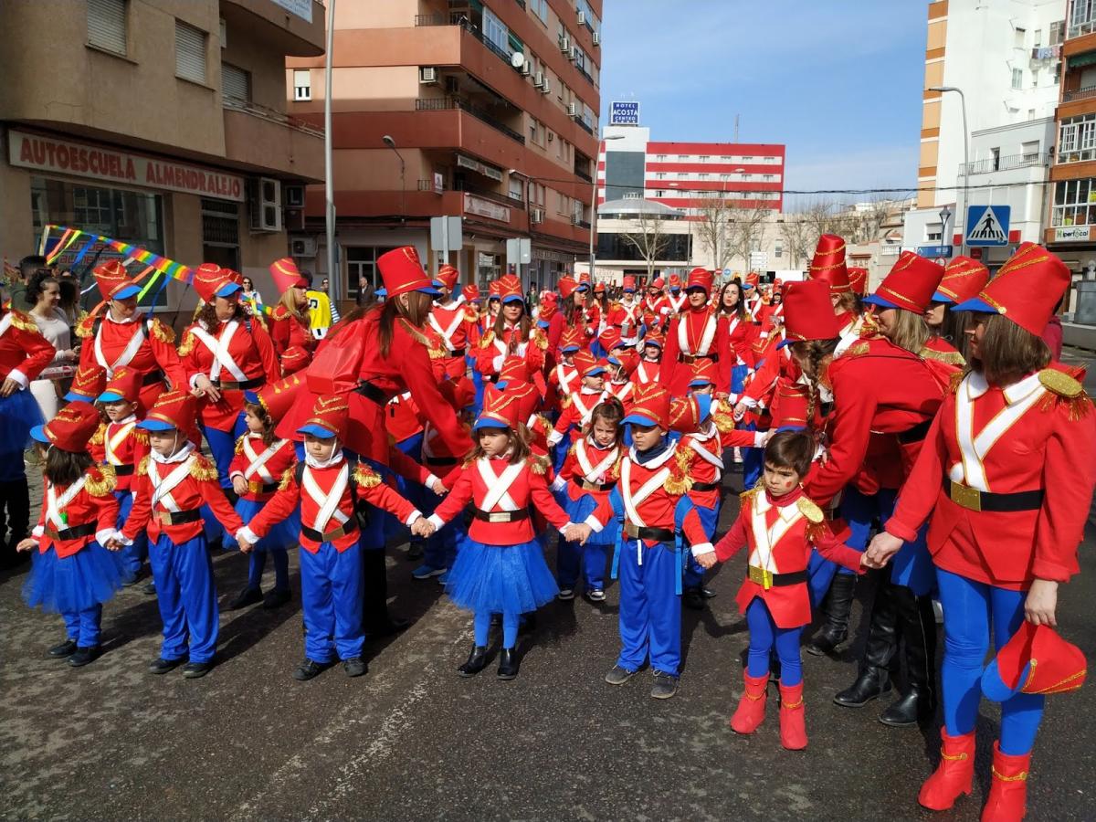 Los escolares llenan de colorido las calles en el desfile de carnaval