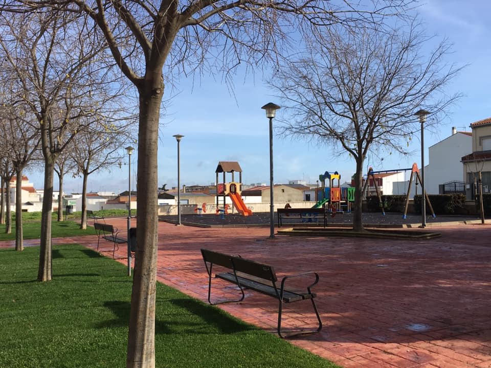 Mejoran diferentes parques de la ciudad con la instalación de juegos infantiles