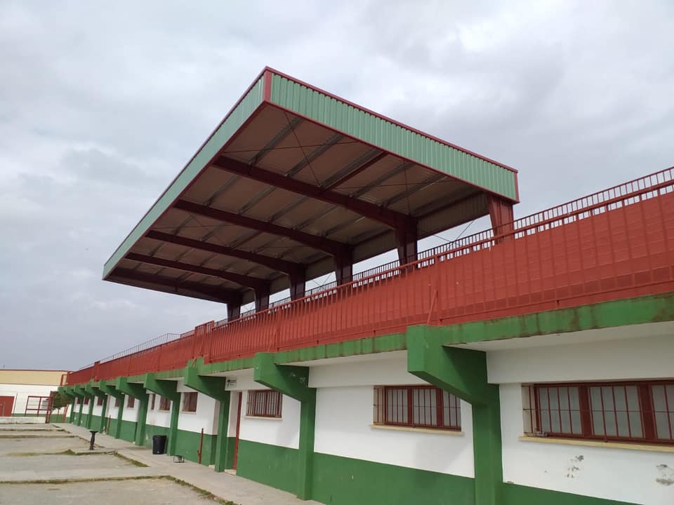 Instalan la cubierta en el graderío del campo de fútbol Ito