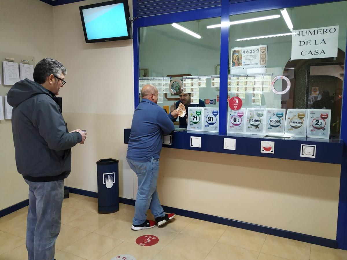 Los almendralejenses apuran los últimos días para comprar lotería de Navidad