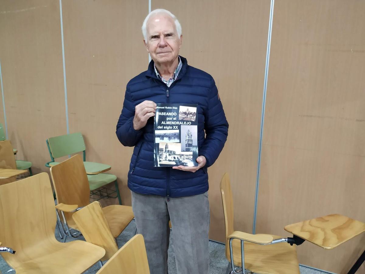 Manuel Rubio repasa el Almendralejo del siglo XX en un libro de fotografías