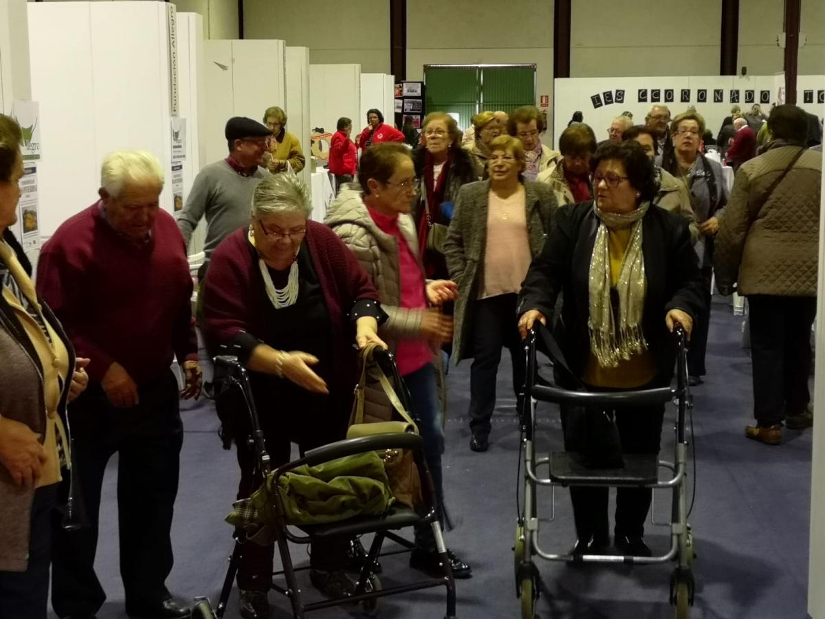 Centenares de personas disfrutan de una jornada de convivencia en la feria del mayor