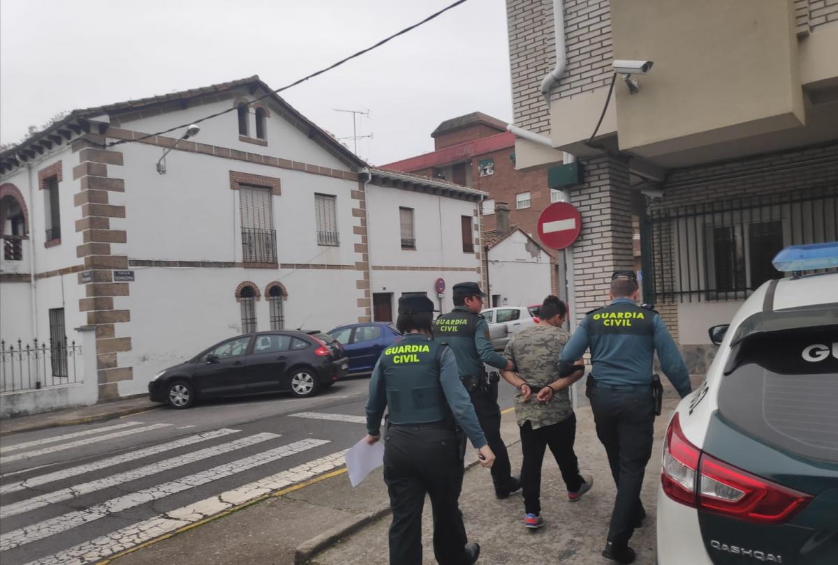Detienen a las tres personas que atracaron una farmacia en Almendralejo