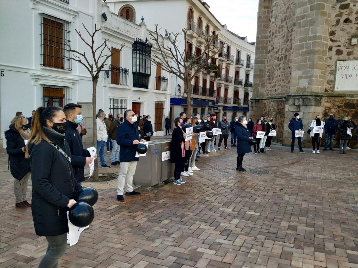 Comerciantes y hosteleros reivindican la apertura de sus negocios