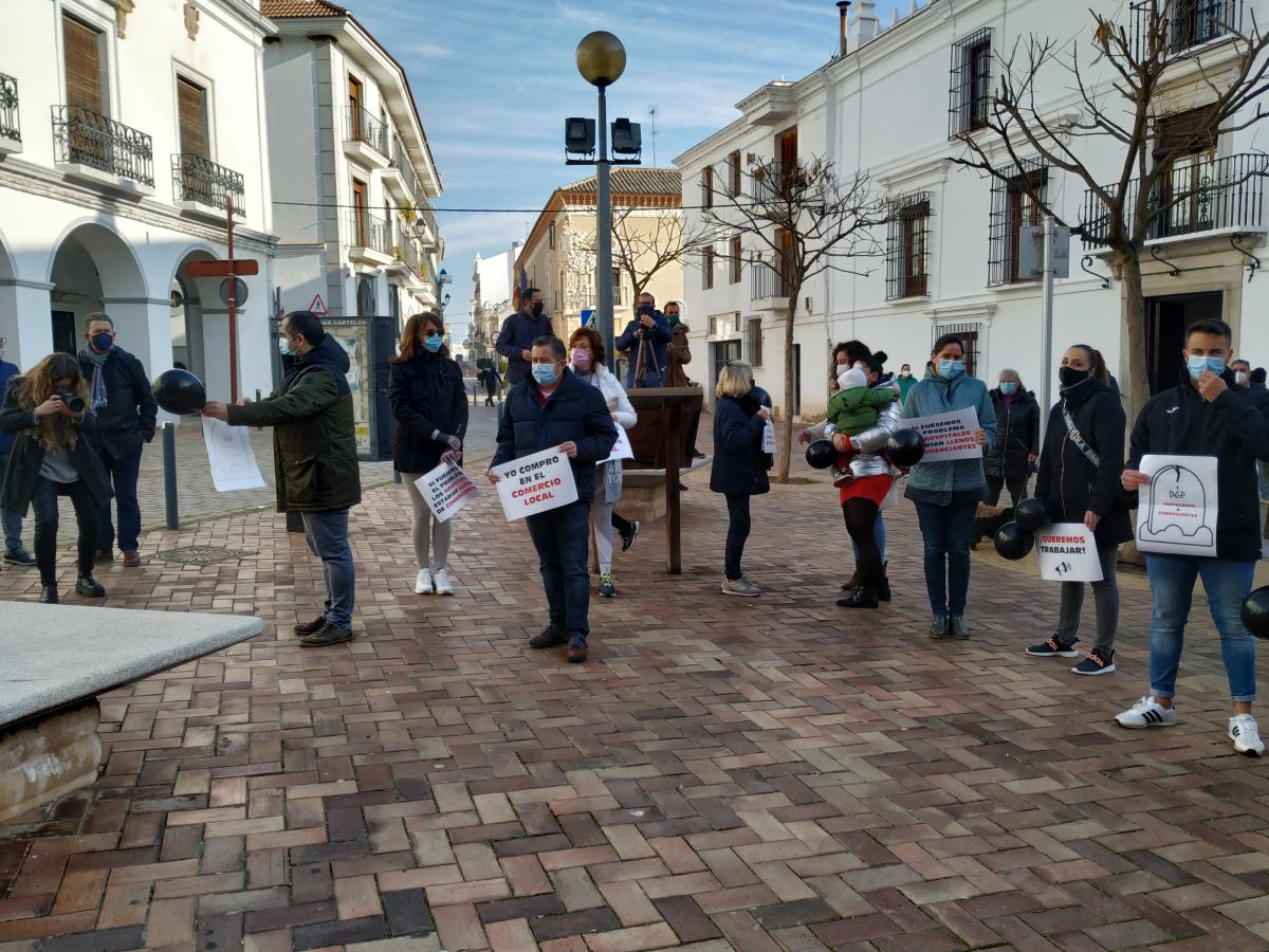 Comerciantes y hosteleros reivindican la apertura de sus negocios