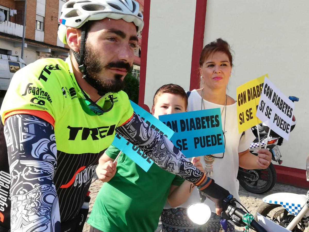 Un joven denuncia su exclusión en las oposiciones a la Policía con una ruta en bici
