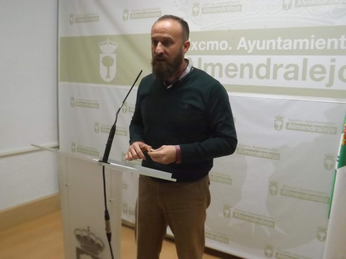 El alcalde de Almendralejo responde al PSOE que todo lo que es bueno para Almendralejo no le gusta, solo va en contra del PP